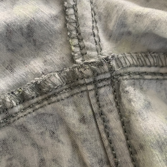 EUC Vera Wang Simply Vera Patterned Ankle Jeans GRAYS/LIME/IVORY US10 - Picture 11 of 11